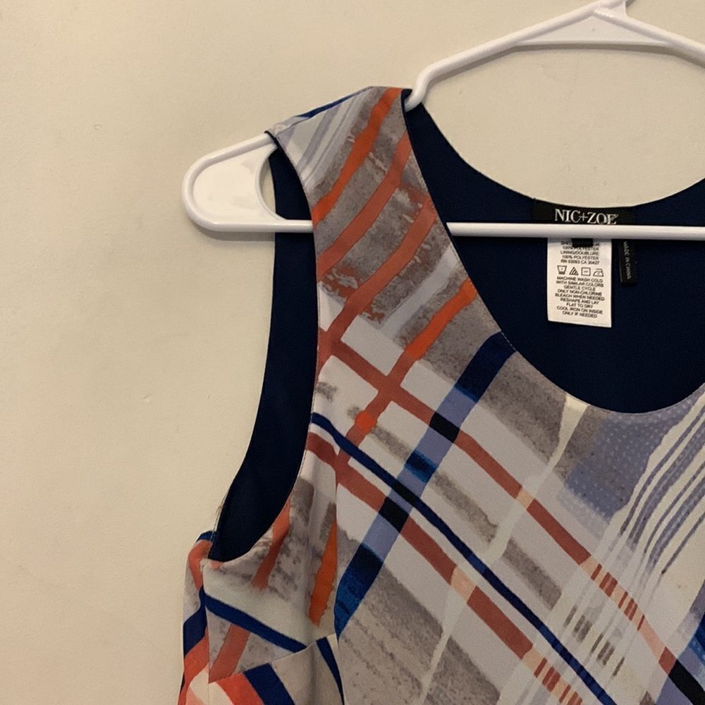 Nic + Zoe gray white sleeveless blouse with navy underlay Size S NWT - Picture 3 of 9